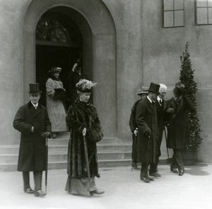 1924年伦敦动物园水族馆的乔治五世国王和玛丽女王 作者 弗雷德里克·威廉·邦德