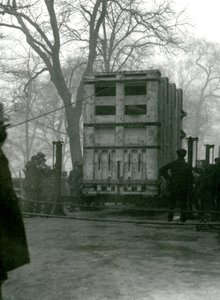 运输女性亚洲大象Lukhi，在一个木箱，伦敦动物园，1923年 作者 弗雷德里克·威廉·邦德