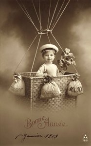 1913年新年卡片，以男孩升气球为特色，有很多钱作为压载物 作者 法国摄影师