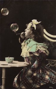 一个小女孩从管道吹泡泡（有色照片） 作者 法国摄影师