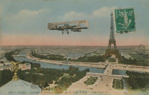 盘旋在艾菲尔铁塔附近的飞机在巴黎，法国。明信片于1913年寄出。 作者 法国摄影师