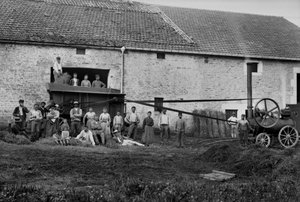 Agricultural workers and the press tied hay boots on a farm near Bourmont in Haute-Marne (Haute Marne), around 1890. Photography. Ducos Collection. 作者 法国摄影师