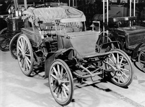 奔驰车，1898年 作者 法国摄影师