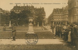 在巴黎杜乐丽花园的鸟有魅力者。明信片于1913年寄出。 作者 法国摄影师