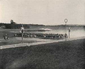Longchamps 上的骑兵机动（黑白照片） 作者 法国摄影师