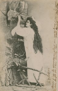 Crois Espere Aime（相信希望之恋）。 1913年寄出的明信片。右边的手铐是家庭成员之间的私人信息。 作者 法国摄影师