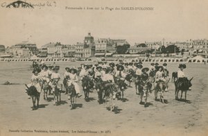 驴骑在法国西部Les Sables-dOlonne的海滩上。明信片于1913年寄出。 作者 法国摄影师