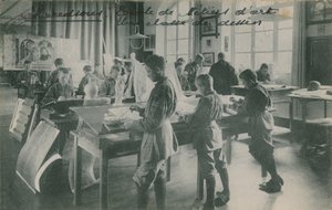 在法国艺术学院绘画课。明信片于1913年寄出。 作者 法国摄影师