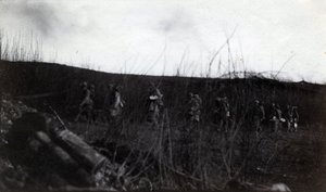 第一次世界大战（1914-1918）：一群士兵在罗库尔（圣昆廷）行进（艾森河）。 作者 法国摄影师