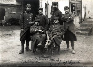 第一次世界大战（1914-1918）：Debenedetti 上校 (?) 农场 Laroque 靠近 Roye sur Matz（Roye-sur-Matz，瓦兹）的电话接线员和秘书。 1915 年 3 月 作者 法国摄影师