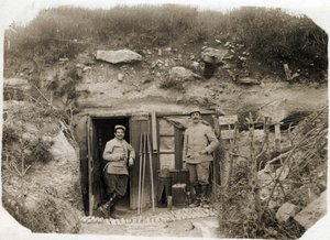 第一次世界大战（1914-1918）：德-贝内代蒂中尉的指挥所，左边是秘书，右边是营部的准尉。他们之间有导火索信号，潜望镜，鱼雷。05/1916 作者 法国摄影师