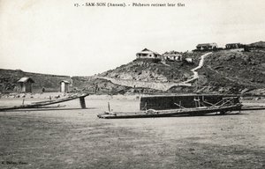 渔民在安南山姆山 (Sam-Son) 海滩附近取网。 来自越南，印度支那的明信片。 大约 1912-1914 年的照片。 作者 法国摄影师