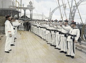法国海军，19世纪末：手枪--左轮手枪练习--Bibl. des Arts deco。 作者 法国摄影师