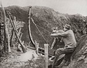 1915年，“战争新闻报”中的法国士兵在第一次世界大战期间使用弹射器投掷炸弹 作者 法国摄影师