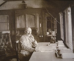 1916 年 2 月至 12 月凡尔登战役期间，贝当将军在他的铁路货车沙龙总部（黑白照片） 作者 French Photographer