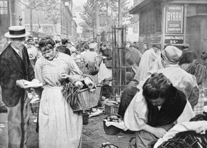 Hawker在买家和卖家之间，Les Halles，巴黎，1896年