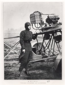 Helene Dutrieu（1877-1961）站在一架飞机旁，1914年之前 作者 法国摄影师