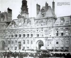 1871年5月3日在巴黎的Hotel de Ville酒店外面附上公社的宣言，为气球充气 作者 法国摄影师