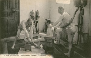 男子在Aix les Bains的温泉浴场被两名男子按摩 作者 法国摄影师