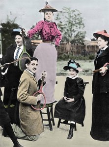 法国作家马塞尔·普鲁斯特（Marcel Proust），1892年在巴黎比诺（Bineau）网球大道上，一群年轻女子在网球拍上弹吉他 作者 法国摄影师