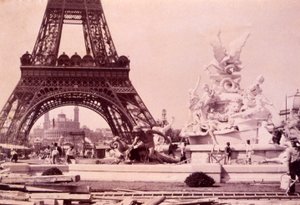 男子在艾菲尔铁塔附近建造喷泉St. Vidal，c.1888 作者 法国摄影师
