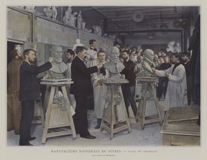 Modelling class at the ceramics school of the Sevres porcelain factory, France (colour photo) 作者 法国摄影师