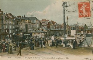 在迪耶普的江边的巴黎快车。明信片于1913年寄出。 作者 法国摄影师
