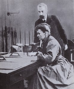皮埃尔和玛丽居里，镭的发现者，1898年在巴黎大学的实验室 作者 法国摄影师