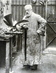 费尔南-弗雷斯特（1851-1914）的肖像，法国发明家（电机、汽车零件......）--摄影 作者 法国摄影师