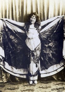 Loie Fuller (1862-1928) 的肖像，美国喜剧演员、歌手、舞者。 作者 法国摄影师