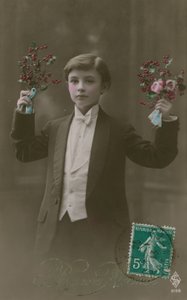 一个男孩在白色领带和尾巴拿着鲜花和浆果的明信片，发送于1913年（手工彩色照片） 作者 法国摄影师