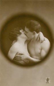亲吻作为通过窥视孔观看的一个年轻人和妇女的明信片，在1913年被送