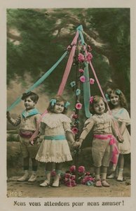 站在五朔节花柱周围的儿童明信片，于1913年寄出（手工彩色照片） 作者 法国摄影师