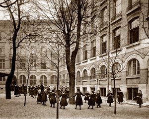 十九世纪末，1900年之前，巴黎的赛瑟瓦尔夫人学校（卡尔卡多-赛瑟瓦尔）的娱乐法庭（黑白照片 作者 法国摄影师