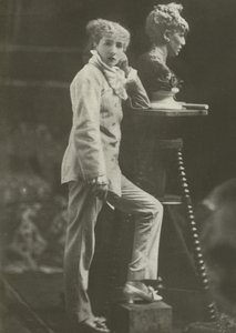 莎拉·伯恩哈特 (Sarah Bernhardt)，摄于 1869 年（黑白照片） 作者 法国摄影师