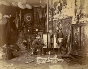 法国画家 Rochegrosse 在他的工作室拍摄，约 1885 年（明胶银印） 作者 法国摄影师