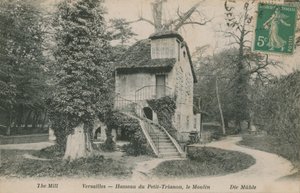 Hameau de la reine的工厂是一个质朴的度假胜地，位于Petit Trianon附近的凡尔赛宫公园内为Marie Antoinette建造。明信片于1913年寄出。 作者 法国摄影师