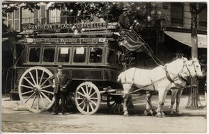 巴黎 Pantheon Place Courcelles 线路上的马车（Patache），以及马车和接收器。二十世纪初的明信片。 作者 法国摄影师
