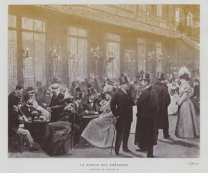 Theatregoers outside the Taverne Pousset in Paris after a performance (b/w photo) 作者 法国摄影师