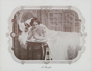 女人在床上放松（黑白照片）。 作者 法国摄影师