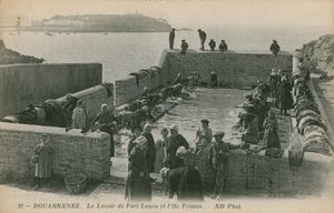 妇女在Louen端口洗衣服。明信片于1913年寄出。 作者 法国摄影师