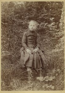 乡村少女，法国，约 1890 年（黑白照片） 作者 法国摄影师