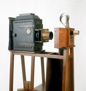 2um电影摄影，1895年（木材和金属）