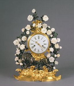 路易十五时钟，文森斯/门内西，约 1750 年（瓷器、ormolu 和青铜器） 作者 法语学校