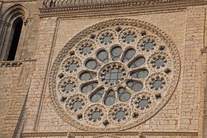 西部玫瑰窗的外部视图 作者 法语学校