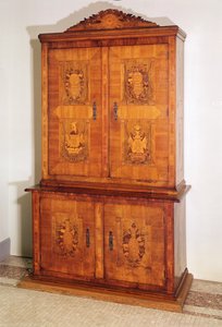装饰展示法国革命图案和标语的Armoire，18世纪末（镶嵌木材）