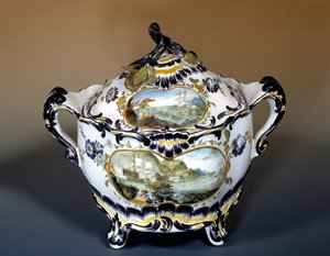 Art Francais：18 世纪假山式船的大型 sipiere 紫色装饰。 巴黎，装饰艺术 作者 法语学校