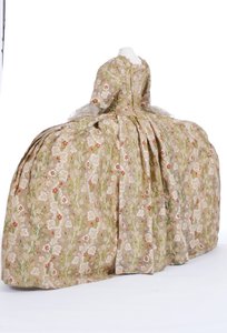 后视图的宫廷礼服，1760年代（法国丝绸和金色和彩色线程） 作者 法语学校