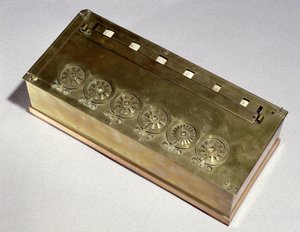 计算机器由Blaise Pascal（1623-62）于1642年发明（木材和金属）