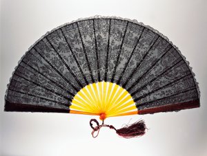 尚蒂伊花边手扇，机械花边和金黄色的龟甲肋骨 作者 法语学校